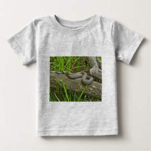 T-shirt Pour Bébé Serpent d'eau du Nord reposant sur le journal de p