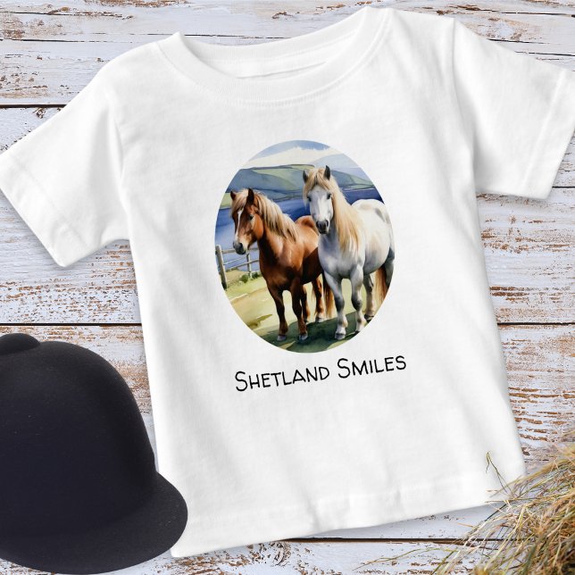 T-shirt Pour Bébé Shetland sourit Poney mignonne (A cute t-shirt with picture of two Shetland ponies and editable caption 'Shetland Smiles')