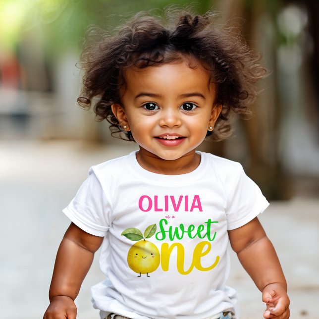 T-shirt Pour Bébé Soirée d'anniversaire d'une citronnelle rose (Sweet one pink lemonade birthday party cute lemon  personalized name T-Shirt party supplies)