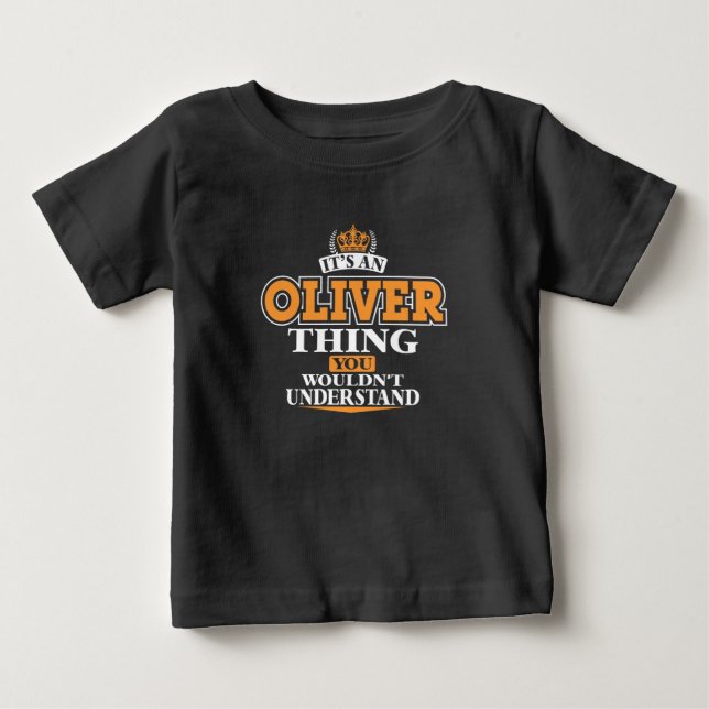 T-SHIRT POUR BÉBÉ SON UNE CHOSE D'OLIVER QUE VOUS NE COMPRENDRIEZ (Devant)