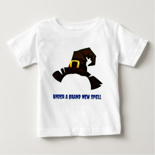 T-shirt Pour Bébé Sous un tout nouveau sort sous un Casquette de sor