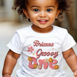 T-shirt Pour Bébé Super une fête de la marguerite rétro premier anni<br><div class="desc">Super une marguerite rétro 1er anniversaire t-shirt d'anniversaire chemise photo t-shirt,  marguerite rétro rose poussiéreuse super un premier anniversaire accessoires photo</div>