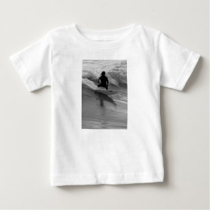 T-shirt Pour Bébé Surfer En Niveaux De Gris Des Vagues