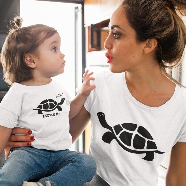 T-shirt Pour Bébé Tortue noire et blanche (hello little me newborn baby turtle.)