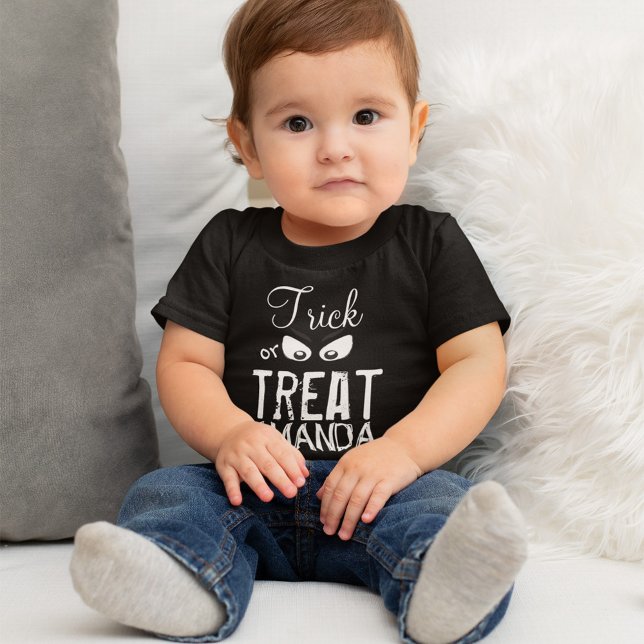 T-shirt Pour Bébé Trick ou traitement Halloween personnalisé (Trick or treat ghost eyes halloween custom baby t shirt. )