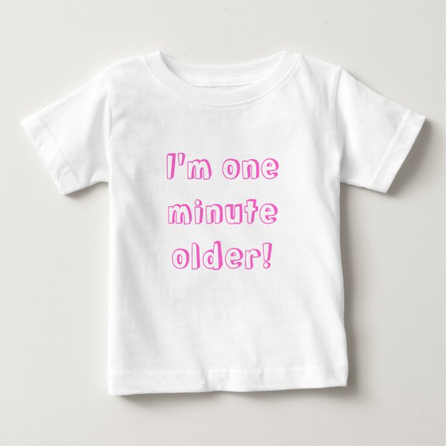 T-shirt Pour Bébé Twin Girl J'ai une minute de plus ! (Devant)