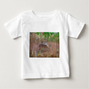 T-shirt Pour Bébé Un cerf dans l'herbe haute