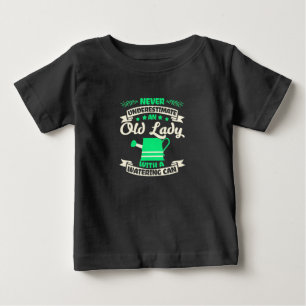 T-shirt Pour Bébé Un jardin de vieille dame avec un arrosoir