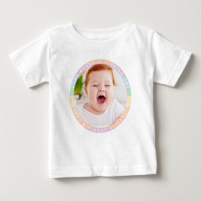 T-shirt Pour Bébé Un lapin devient un arc-en-ciel photo d'anniversai (Devant)