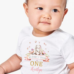 T-shirt Pour Bébé Un petit lapin fête son premier anniversaire