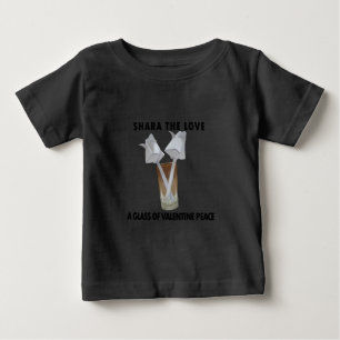 T-shirt Pour Bébé Un verre de paix de la Saint-Valentin.