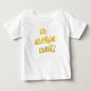 T-shirt Pour Bébé Une aventure attend des citations d'aluminium de
