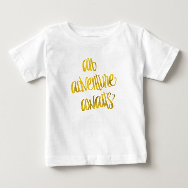 T-shirt Pour Bébé Une aventure attend des citations d'aluminium de (Devant)