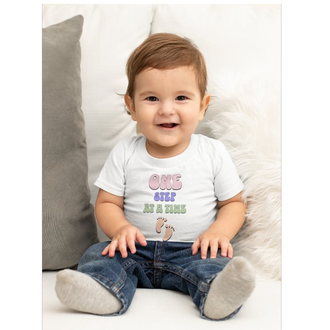 T-shirt Pour Bébé Une étape à la fois (Créateur téléchargé)