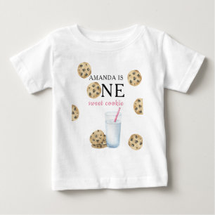 T-shirt Pour Bébé Une jolie fille aux cookies et au lait pour son pr