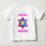 T-shirt Pour Bébé Une princesse juive<br><div class="desc">Cadeaux juifs et idées personnalisées de cadeau pendant des vacances juives comprenant Hanoukka, pâque, Bas et occasions spéciales de Mitzvah de barre comportant le judaïsme traditionnel et les thèmes modernes. Cadeaux juifs de bébé de princesse, cadeaux d'anniversaire et décor à la maison avec l'étoile de David et l'écriture de regard...</div>