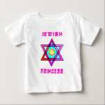 T-shirt Pour Bébé Une princesse juive<br><div class="desc">Cadeaux juifs et idées personnalisées de cadeau pendant des vacances juives comprenant Hanoukka, pâque, Bas et occasions spéciales de Mitzvah de barre comportant le judaïsme traditionnel et les thèmes modernes. Cadeaux juifs de bébé de princesse, cadeaux d'anniversaire et décor à la maison avec l'étoile de David et l'écriture de regard...</div>