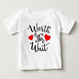 T-shirt Pour Bébé Vaut le style d'attente : Toddler Ruffle Tee