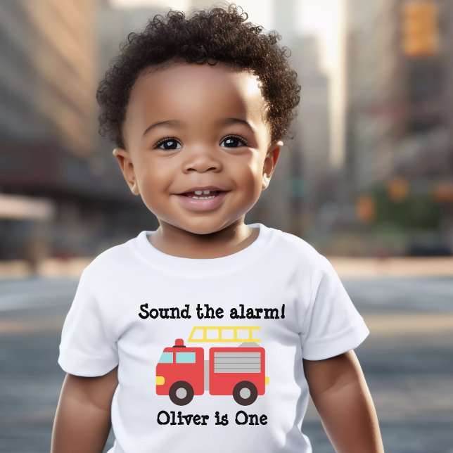 T-shirt Pour Les Tous Petits Alarme sonore personnalisée Camion de pompiers 1er (Personalized sound alarm Fire Truck 1st birthday Guest of Honor T-shirt)