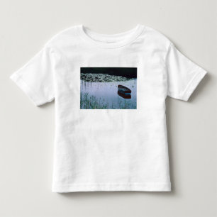 T-shirt Pour Les Tous Petits Bateau à rames sur un petit lac entouré d'eau