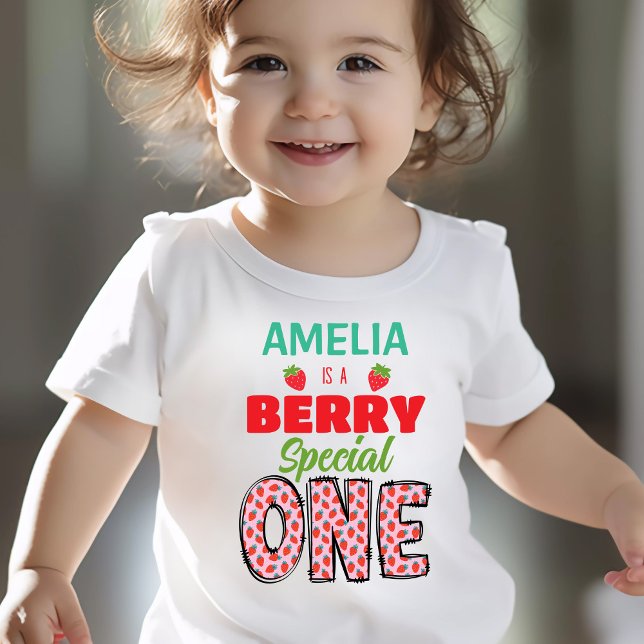 T-shirt Pour Les Tous Petits Berry Special First Birthday Shirt (Custom Berry Special One First Birthday Shirt with Strawberries)