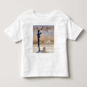T-shirt Pour Les Tous Petits Bottes, fusil, étiquettes de chien, et casque