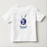 T-shirt Pour Les Tous Petits Bouclier Maccabee Et Paroles<br><div class="desc">Représentation d'un bouclier de Maccabee et de deux lances. Le bouclier est orné d'un lion et d'un texte lisant "Yisrael" (Israël) dans l'alphabet paléo-hébreu. "Maccabee" apparaît aussi en hébreu moderne. Les Maccabées étaient des rebelles juifs qui ont libéré la Judée du joug de l'Empire seleucide. Chanukkah n'est pas seulement un...</div>