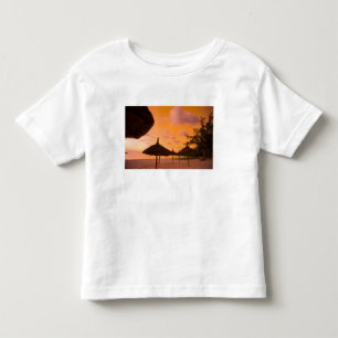 T-shirt Pour Les Tous Petits cases de plage de style Palapa au lever du soleil,