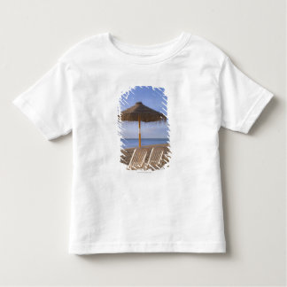 T-shirt Pour Les Tous Petits Chaises de plage de sable avec le parapluie