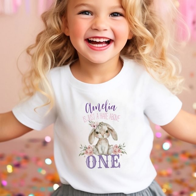 T-shirt Pour Les Tous Petits Chemise premier anniversaire Hare Above One (Happy toddler wearing first birthday shirt. ai generated model)