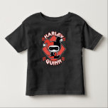 T-shirt Pour Les Tous Petits Chibi Harley Quinn Splits<br><div class="desc">Regardez Chibi Harley Quinn alors qu'elle fait les éclaboussures devant une toile de fond en losange à pois rouges avec son nom écrit autour d'elle.</div>