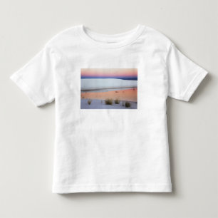 T-shirt Pour Les Tous Petits Ciel crépusculaire reflété dans une mare d'eau pro