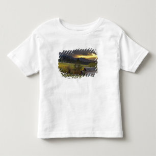 T-shirt Pour Les Tous Petits Ciel de coucher de soleil sur des vignobles et une