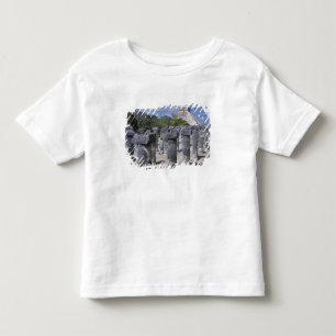 T-shirt Pour Les Tous Petits Colonnes de pierre anciennes à Chichen Itza. Centr
