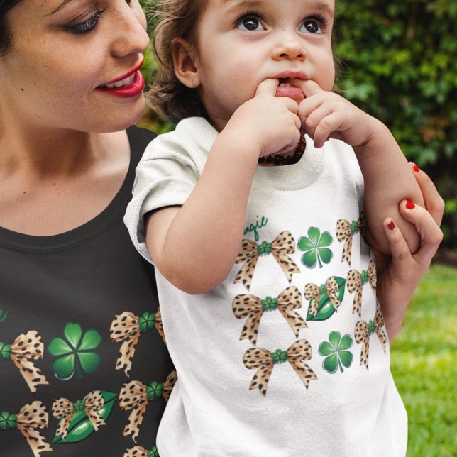 T-shirt Pour Les Tous Petits Coquette Irish Leopard Bows avec des Shamrocks ver (Bougie cute leopard bow era with green shamrocks on mom and toddler t shirts. )