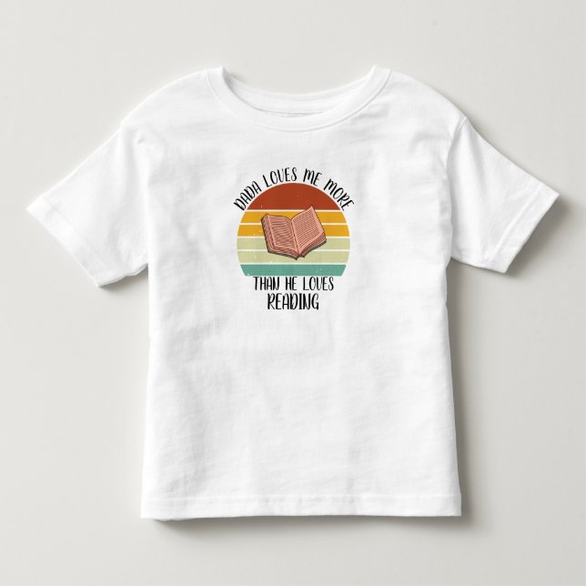 T-shirt Pour Les Tous Petits Dada personnalisé M'aime plus qu'il n'aime lire (Devant)