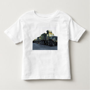 T-shirt Pour Les Tous Petits Des camions blindés sont assis sur la jetée à More