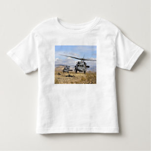 T-shirt Pour Les Tous Petits Deux hélicoptères HH-60 Pavehawk se préparent à at