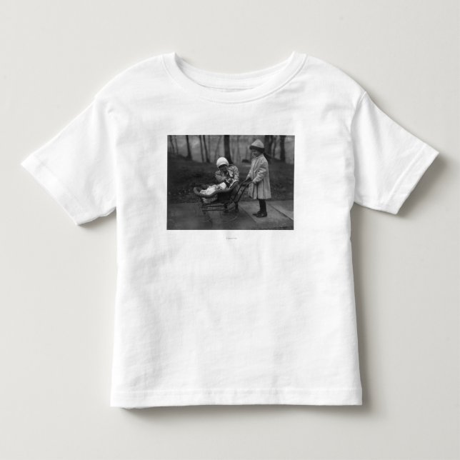 T-shirt Pour Les Tous Petits Enfants jouant avec la poupée d'enfant de Campbell (Devant)