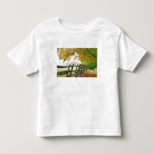 T-shirt Pour Les Tous Petits États-Unis, Vermont. Clôture sous le feuillage d'a