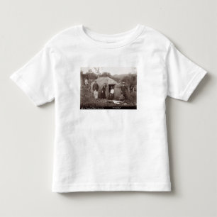T-shirt Pour Les Tous Petits Faisant Tappa, un tissu indigène, c.1875 (photo d