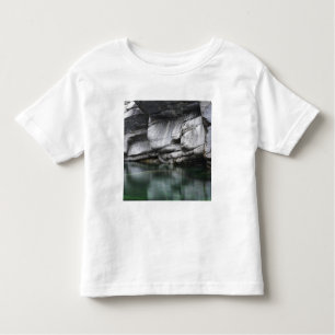 T-shirt Pour Les Tous Petits Falaise arrondie de roche par la rivière de