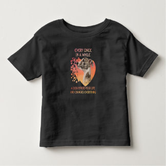 T-shirt Pour Les Tous Petits Femmes De Temps En Temps Un Chien Entre