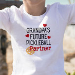 T-shirt Pour Les Tous Petits Grand-père partenaire de Pickleball de l'avenir Gr<br><div class="desc">Si vous êtes un grand-père qui aime jouer au pickleball,  alors votre petit-enfant a besoin de cet adorable t-shirt pour le montrer.</div>