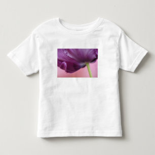 T-shirt Pour Les Tous Petits Gros plan sur le dessous d'une fleur de tulipe, Ku