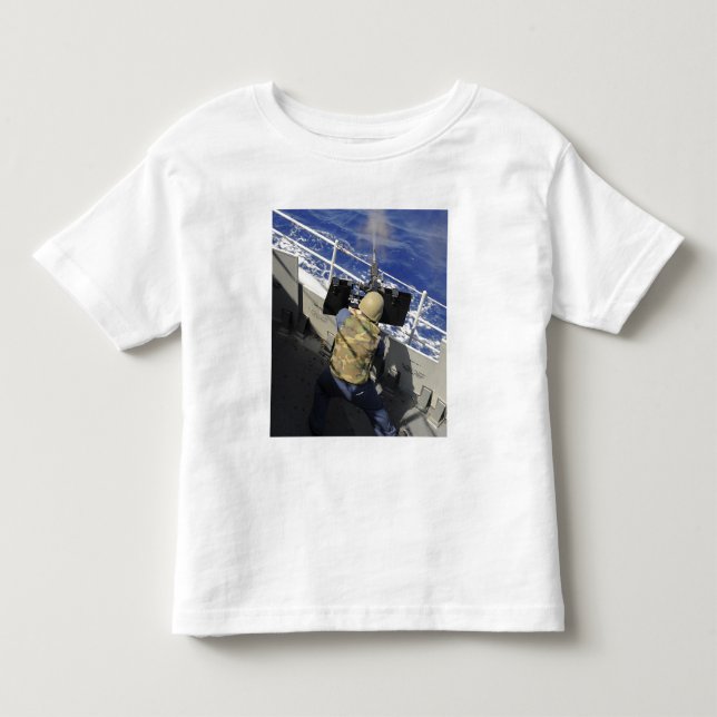 T-shirt Pour Les Tous Petits Gunners Mate tirant une mitrailleuse de calibre 50 (Devant)
