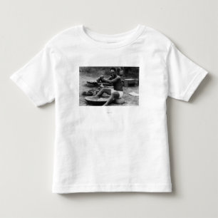 T-shirt Pour Les Tous Petits Hawaii - Un homme qui bat Taro pour faire Poi