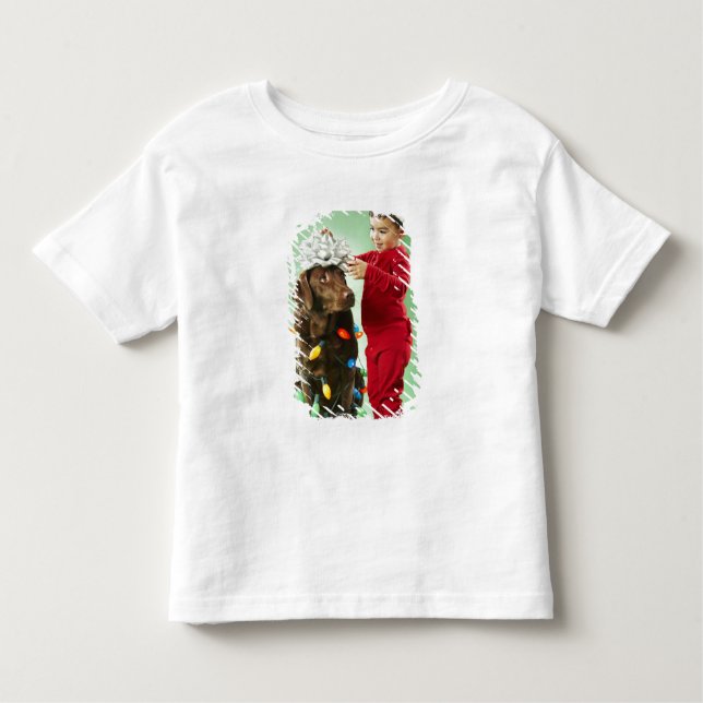 T-shirt Pour Les Tous Petits Jeune garçon enveloppant les lumières de Noël auto (Devant)