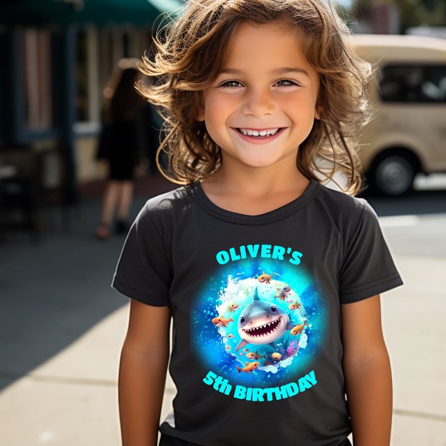 T-shirt Pour Les Tous Petits Jote requin Anniversaire Personnalisé garçon (Cute Shark Birthday Personalized Boy Toddler T-shirt)