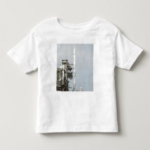 T-shirt Pour Les Tous Petits La fusée d'Ares IX est vue sur la plate-forme de